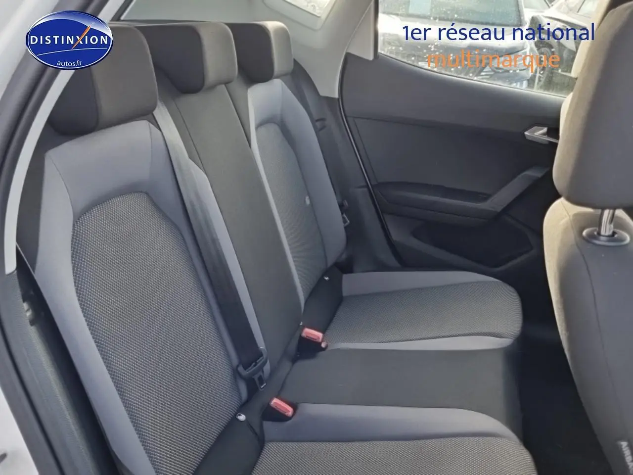 Vue intérieure côté droit sur la banquette arrière tissu gris et noir du SEAT Arona 2019, version Style.