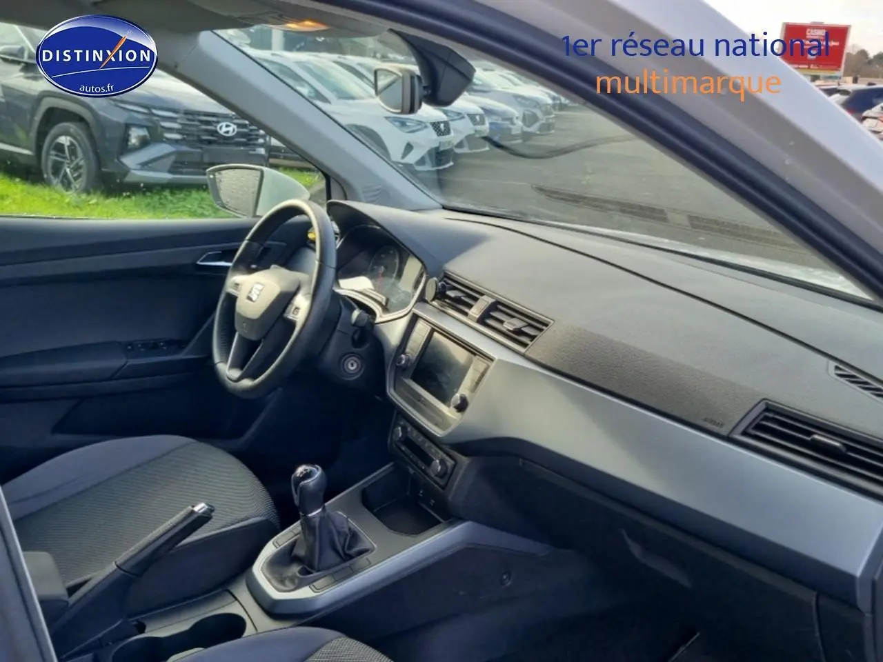 Intérieur de la SEAT Arona 1.6 TDI 115 style 2019, vue côté conducteur, volant cuir et écran tactile central.