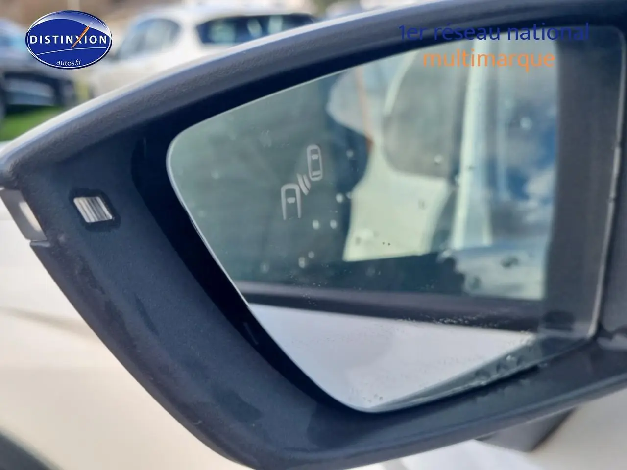 Rétroviseur côté droit blanc de SEAT Arona 2019 avec détection d'angles morts visible sur le miroir.