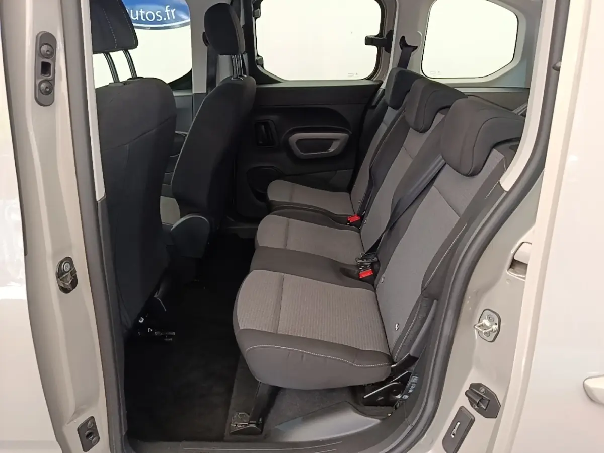 Vue latérale intérieure sur la banquette arrière grise du Toyota Proace City Verso Electric Medium 2022, porte ouverte.