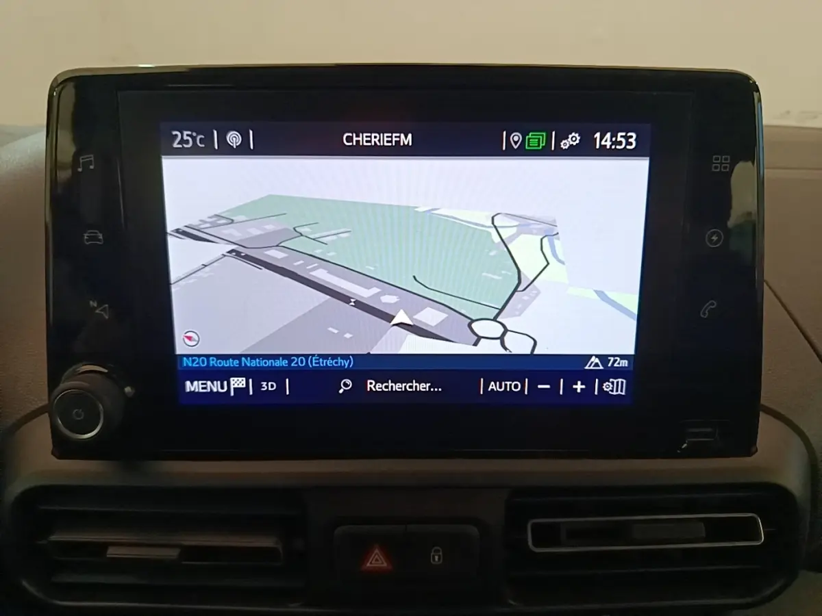 Écran tactile central du Toyota Proace City Verso 2022 affichant la navigation GPS en intérieur noir.