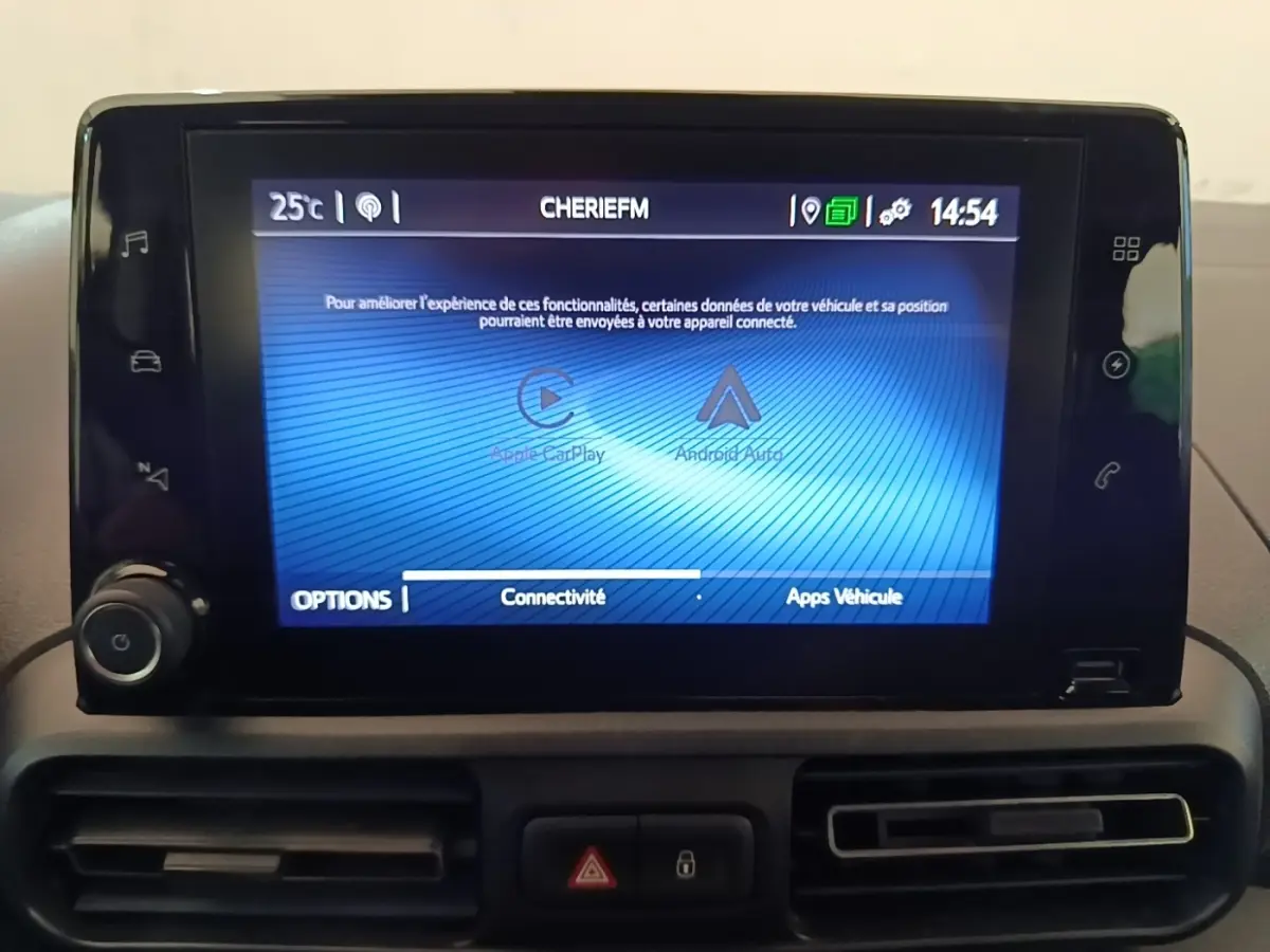 Écran tactile central du Toyota Proace City Verso Electric 2022, affichant options connectivité et apps véhicule.