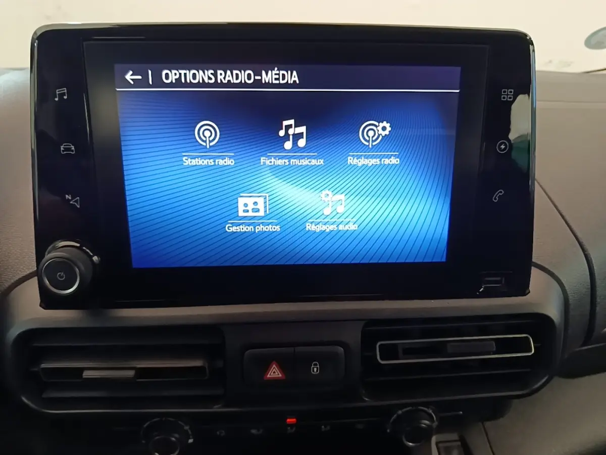 Écran tactile central affichant les options radio-média dans l'habitacle du Toyota Proace City Verso gris clair.