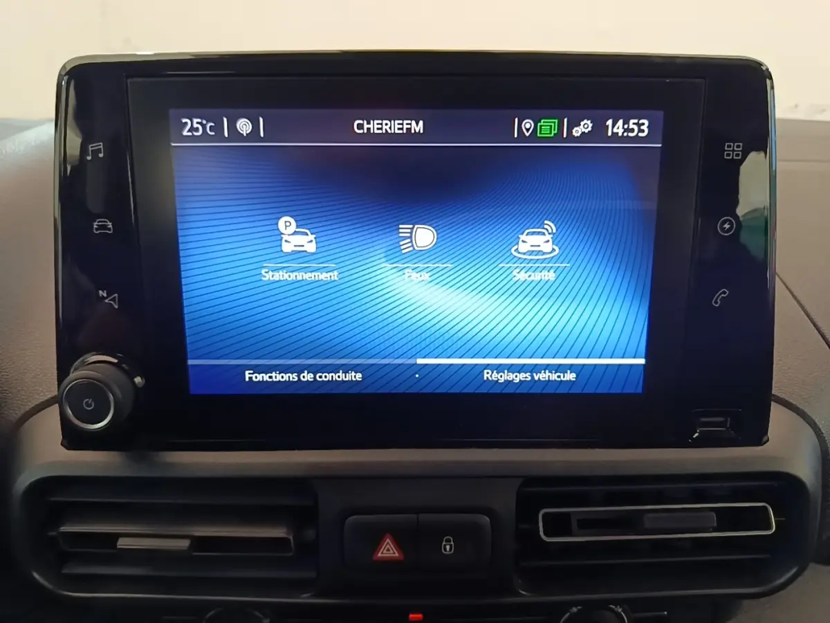 Écran tactile central du tableau de bord du Toyota Proace City Verso électrique, affichant les réglages de conduite.
