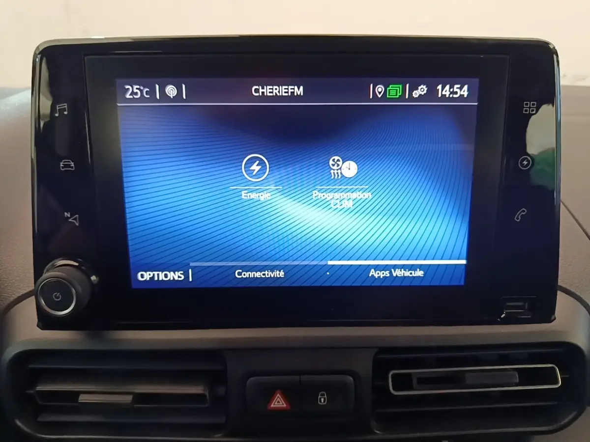 Écran tactile central du tableau de bord du Toyota Proace City Verso électrique, interface bleue avec options énergie et programmation clim.
