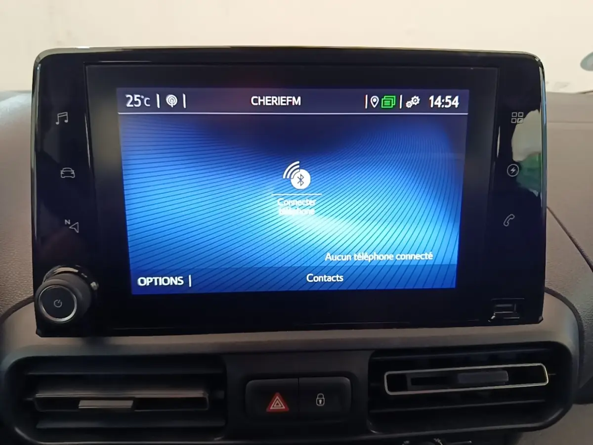 Écran tactile central du tableau de bord du Toyota Proace City Verso électrique, avec affichage Bluetooth actif.