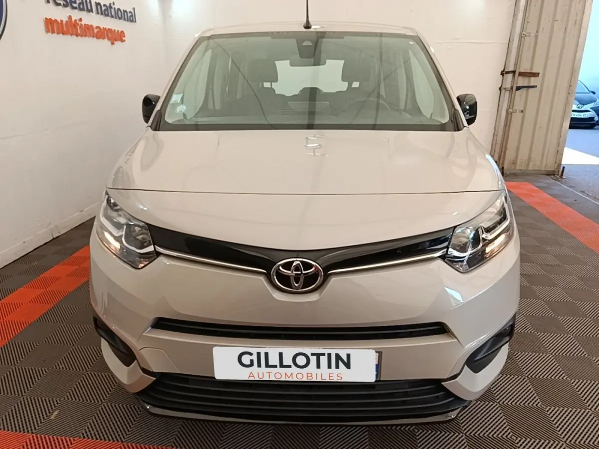 Vue avant d'une Toyota Proace City Verso électrique gris clair, avec calandre noire et logo Toyota visible.