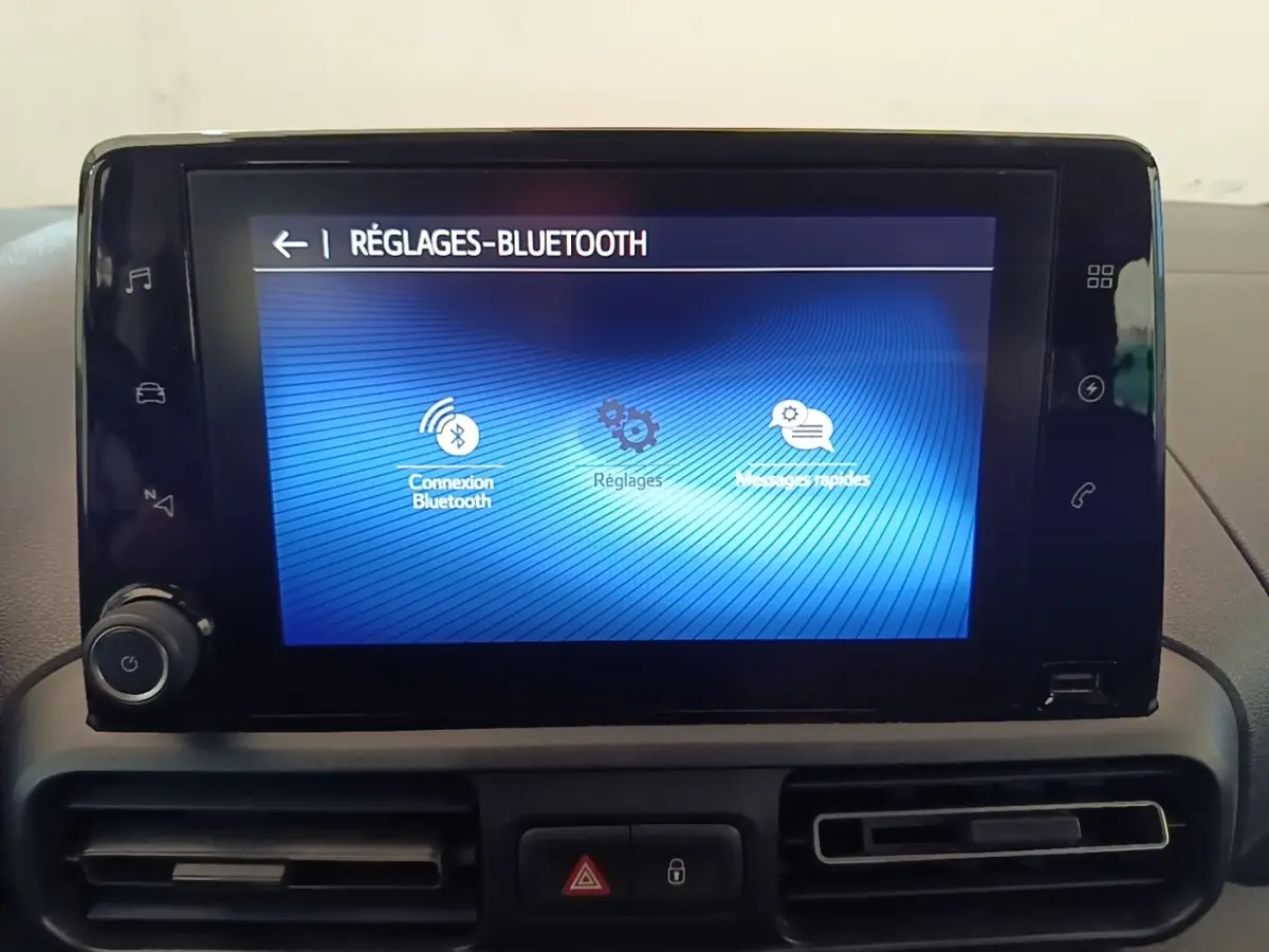 Écran tactile central du Toyota Proace City Verso 2022 affichant le menu réglages Bluetooth, intérieur noir.