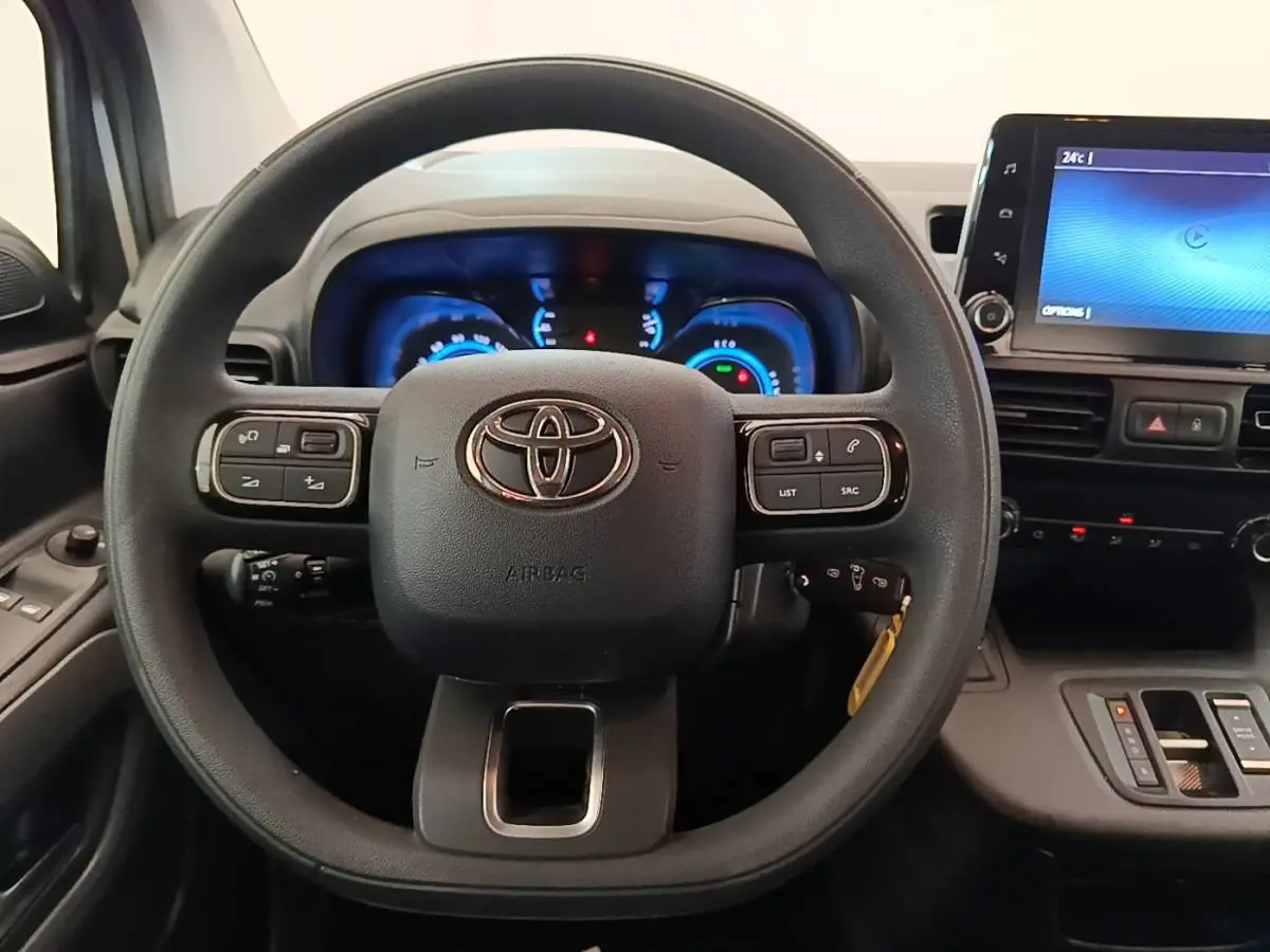 Vue centrée sur le volant noir du Toyota Proace City Verso électrique 2022 avec tableau de bord et écran tactile.