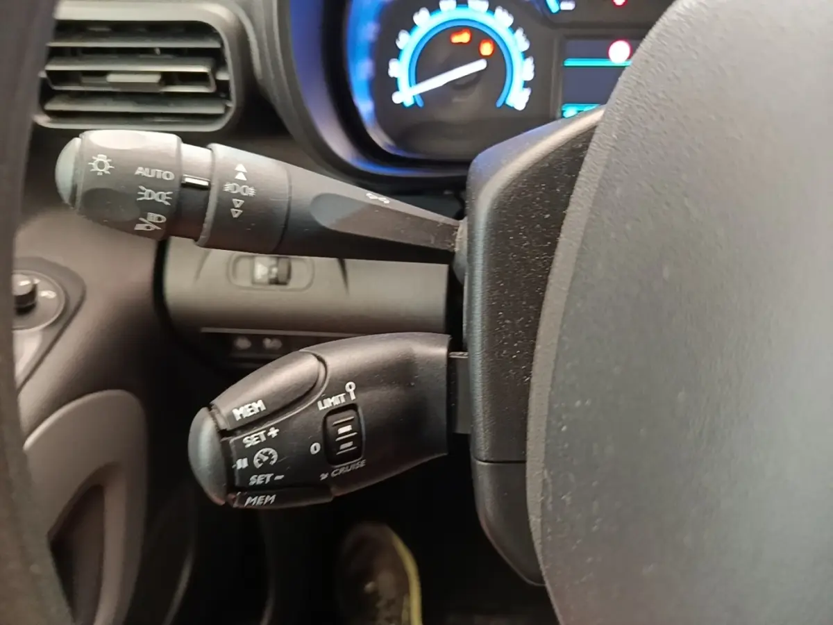 Gros plan sur la commande de régulateur de vitesse et éclairage du tableau de bord bleu du Toyota Proace City Verso électrique 2022.