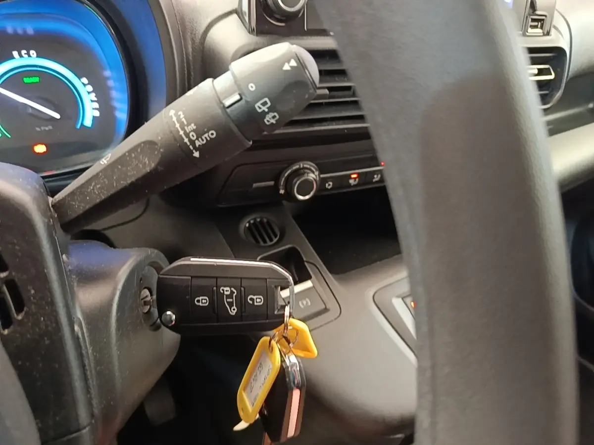 Vue rapprochée de l'intérieur côté conducteur du Toyota Proace City Verso électrique, clé insérée dans le contacteur.