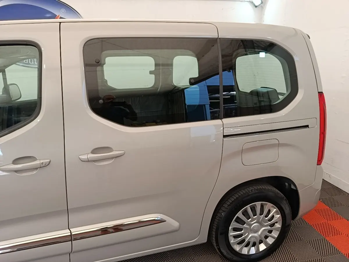 Vue latérale droite du Toyota Proace City Verso gris clair électrique, mettant en valeur la porte coulissante et la jante acier.