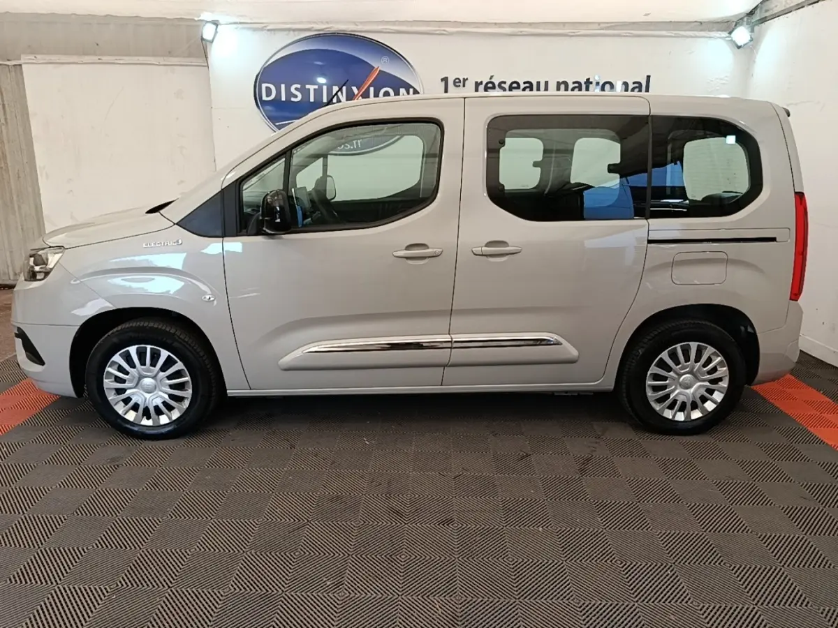 Vue latérale droite d'un Toyota Proace City Verso électrique gris clair, avec portes coulissantes et jantes acier.