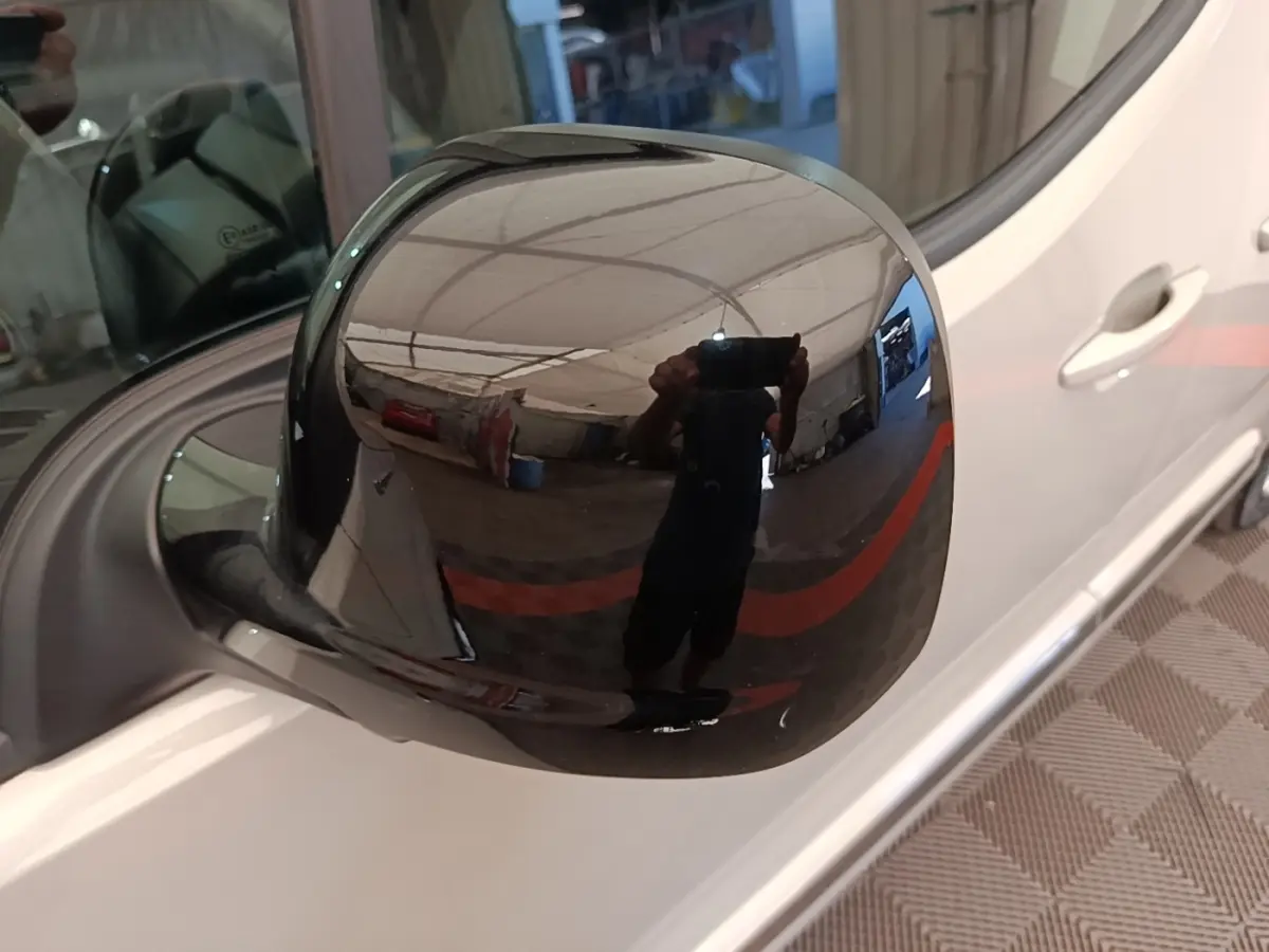 Rétroviseur droit noir brillant sur Toyota Proace City Verso gris clair, vue rapprochée côté passager.