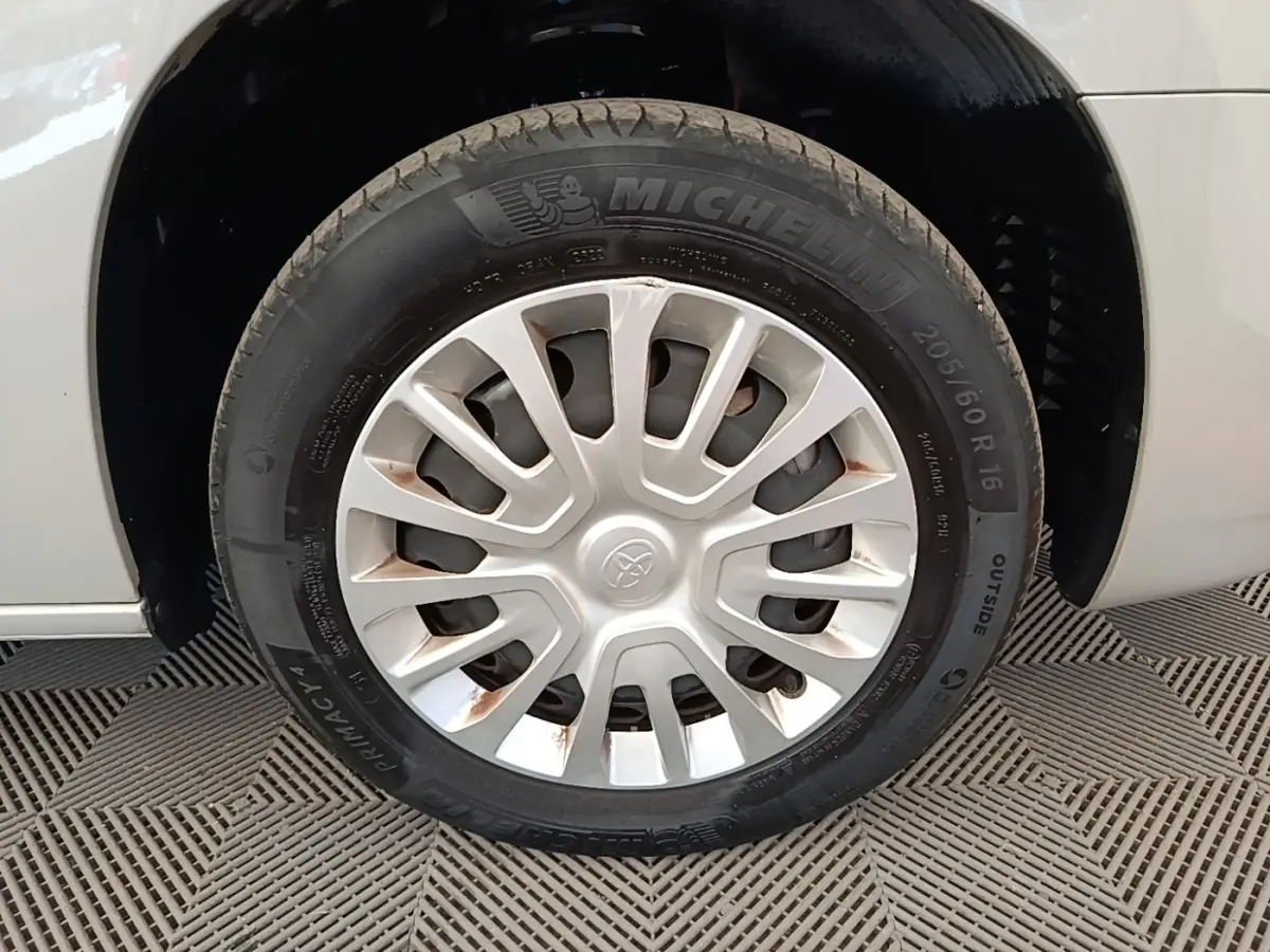 Gros plan sur la roue avant gauche grise du Toyota Proace City Verso Electric avec jante acier et pneu Michelin.