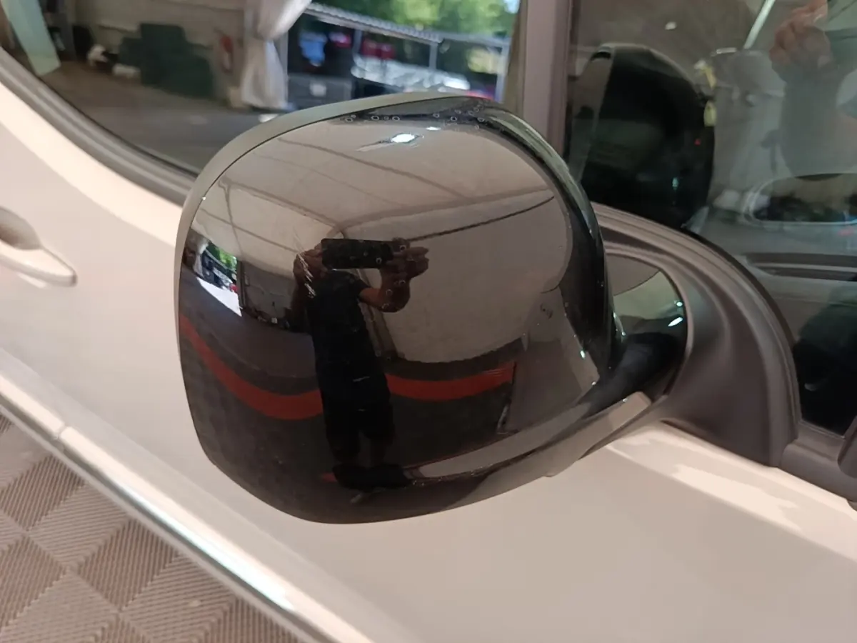 Rétroviseur noir côté conducteur du Toyota Proace City Verso gris clair, vue rapprochée en extérieur.