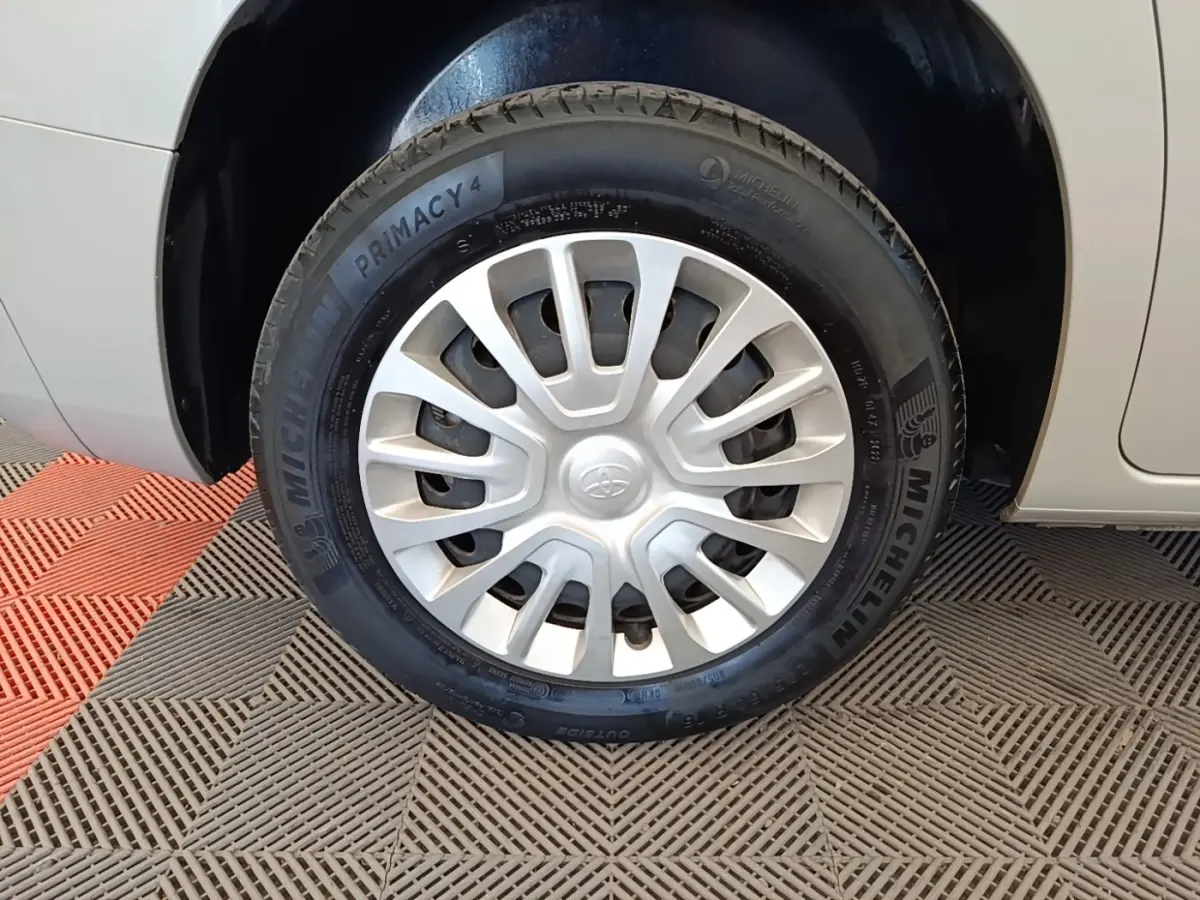 Gros plan sur la roue avant droite gris clair du Toyota Proace City Verso Electric 2022 avec jante en acier et pneu Michelin.