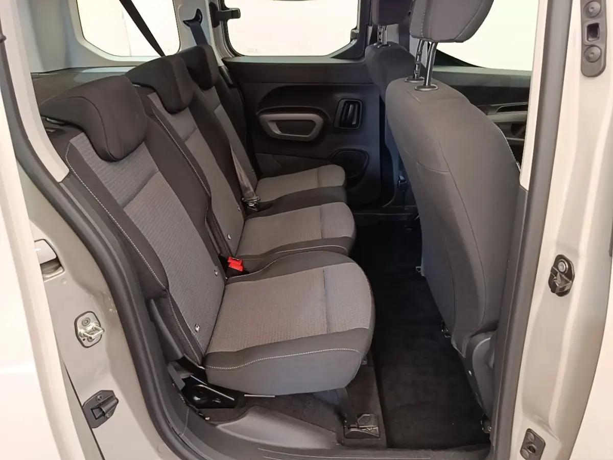 Vue intérieure côté gauche sur les sièges arrière gris du Toyota Proace City Verso Electric Medium 2022.