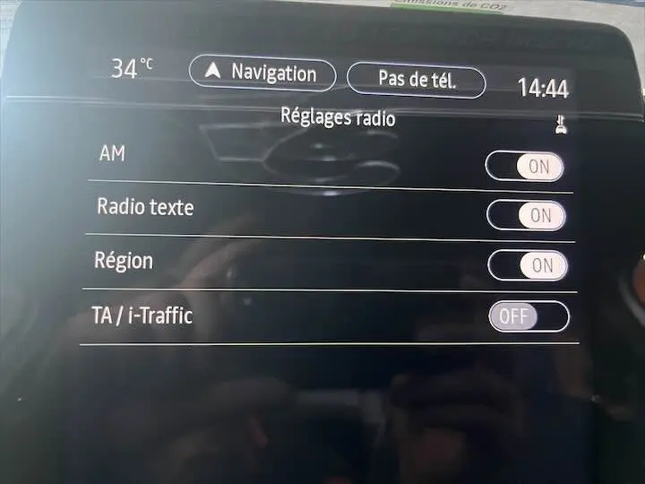 Écran tactile de la Renault Clio V blanc nacré, affichant les réglages radio avec options activées.
