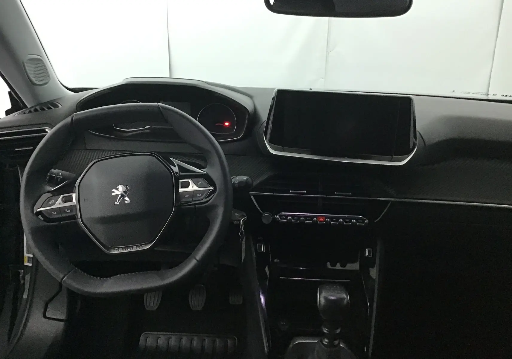 Vue intérieure du tableau de bord et volant noir du Peugeot 2008 1.2 PureTech 100 Allure 2022 avec écran tactile central.