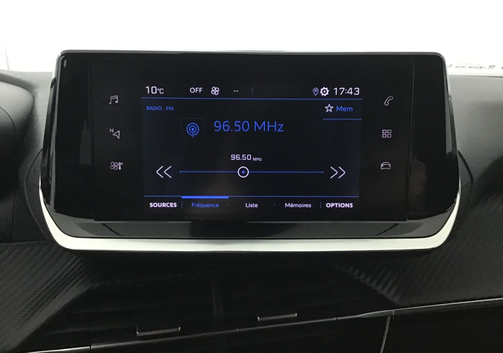 Écran tactile central du tableau de bord du Peugeot 2008 1.2 PureTech 100 Allure, affichant la radio FM à 96,5 MHz.