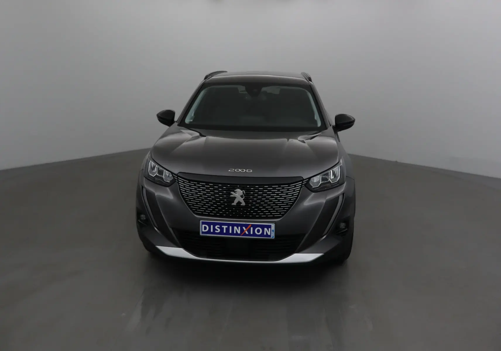 Peugeot 2008 gris platinium vue de face, mettant en valeur sa calandre distinctive et ses optiques modernes.