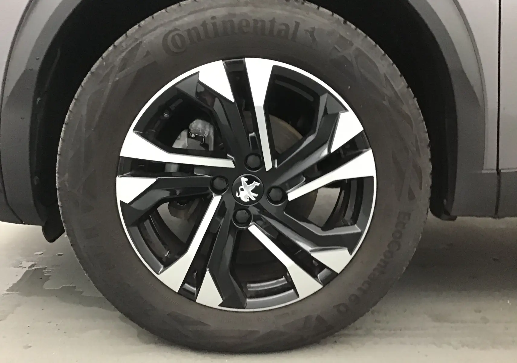 Gros plan sur la jante alliage 17 pouces bicolore du Peugeot 2008 gris platinium, avec pneu Continental visible.