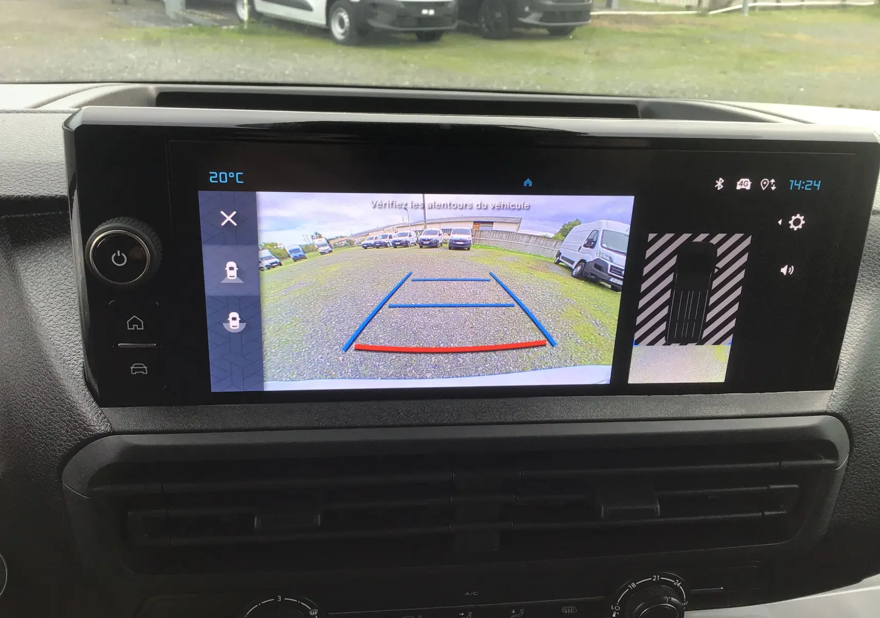 Écran central du Citroën Jumpy blanc montrant la caméra de recul avec vue arrière et lignes de guidage colorées.