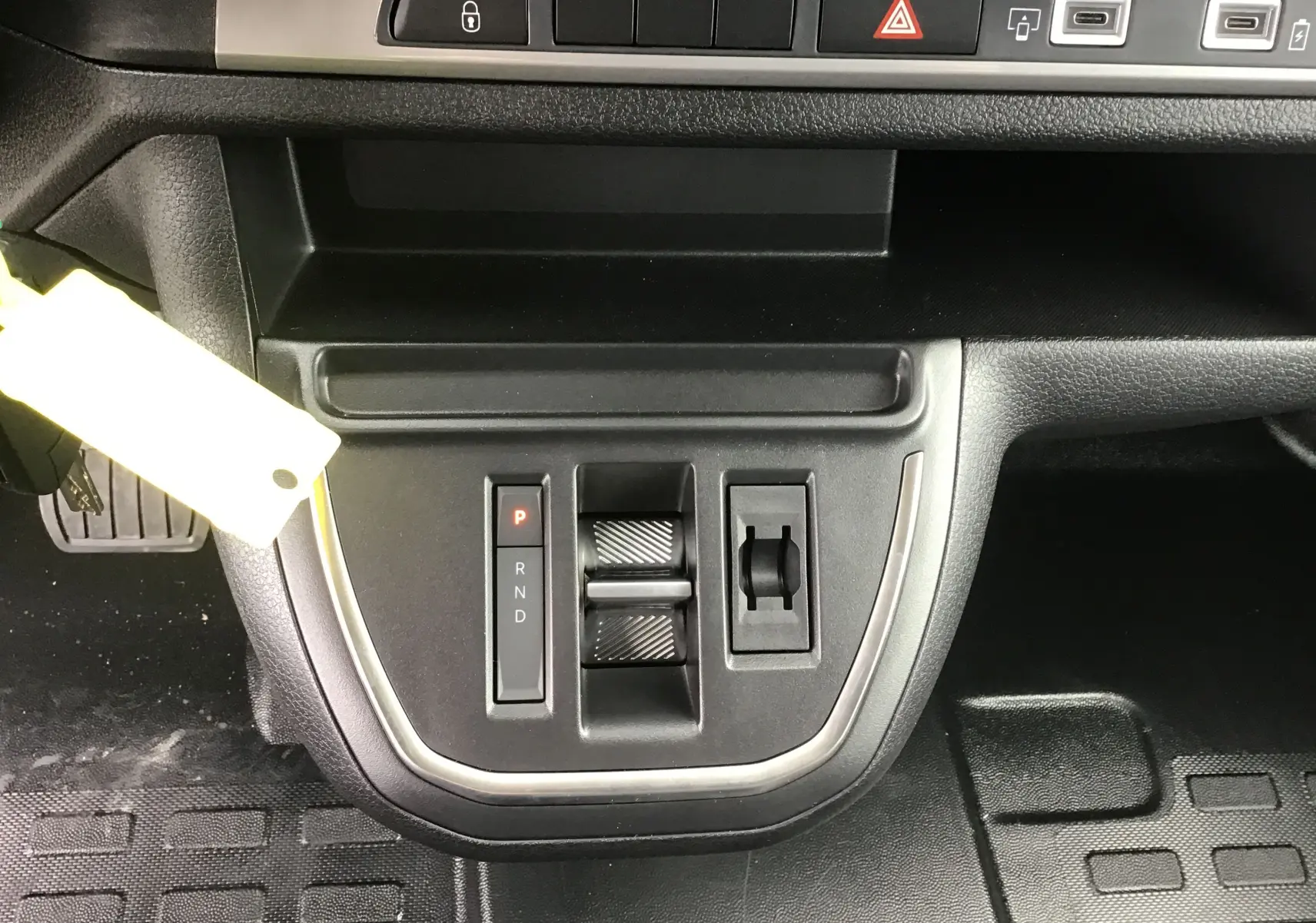 Gros plan sur la console centrale du Citroën Jumpy blanc, mettant en valeur la commande de boîte automatique et les boutons de réglage.
