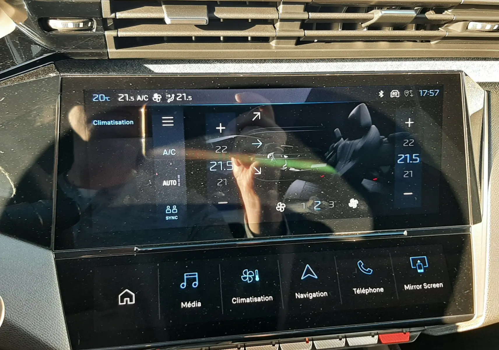 Écran tactile central de la Peugeot 308 Bleu Obsession 2025 affichant les réglages de climatisation et navigation.