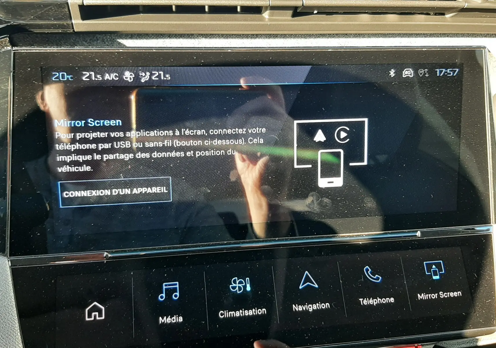 Écran tactile central de la Peugeot 308 Bleu Obsession 2025 affichant le menu Mirror Screen et la climatisation.
