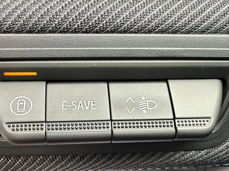 Boutons de commande du tableau de bord du Renault Captur 2025 hybride, avec fonction E-SAVE et réglage des phares.