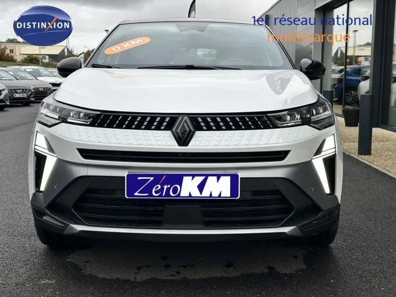 Vue avant d'un Renault Captur 1.6 E-Tech hybride blanc esprit Alpine avec éclairage LED distinctif.