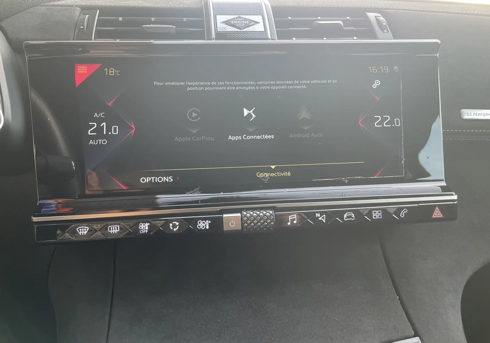 Vue rapprochée de l'écran tactile central et des commandes tactiles du tableau de bord gris noir du DS7 2021.