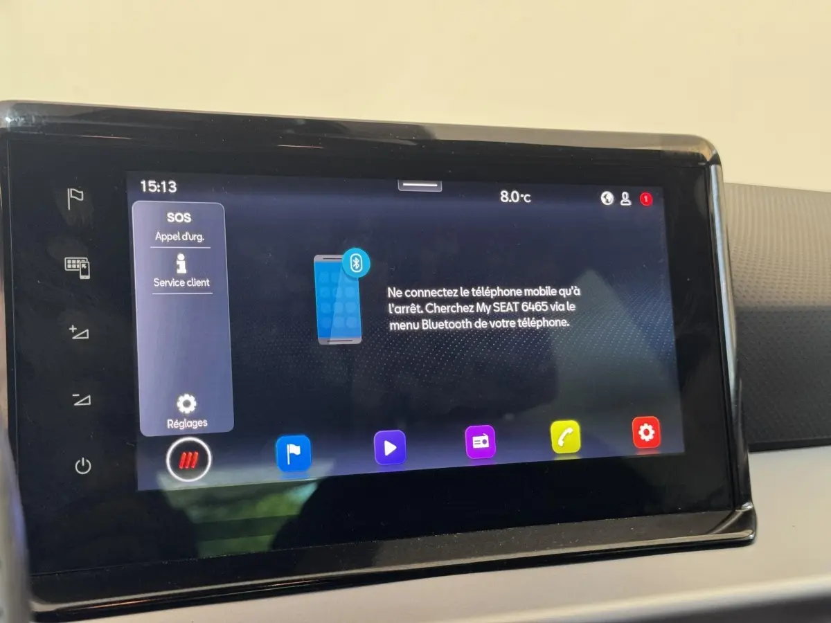 Écran tactile central de la SEAT Ibiza 2024 affichant le menu Bluetooth et options d'appel d'urgence.