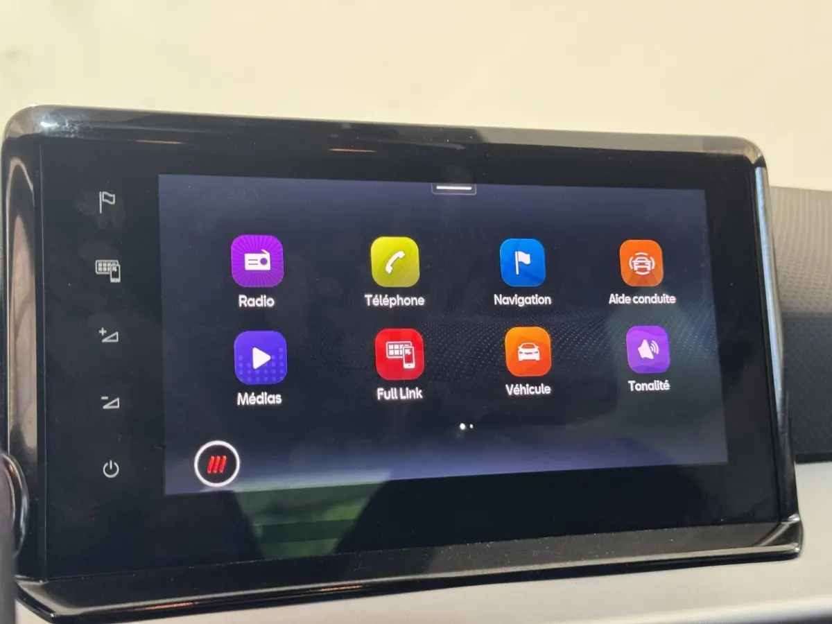 Écran tactile central de 9,2 pouces affichant les options multimédia dans l'habitacle d'une SEAT IBIZA.