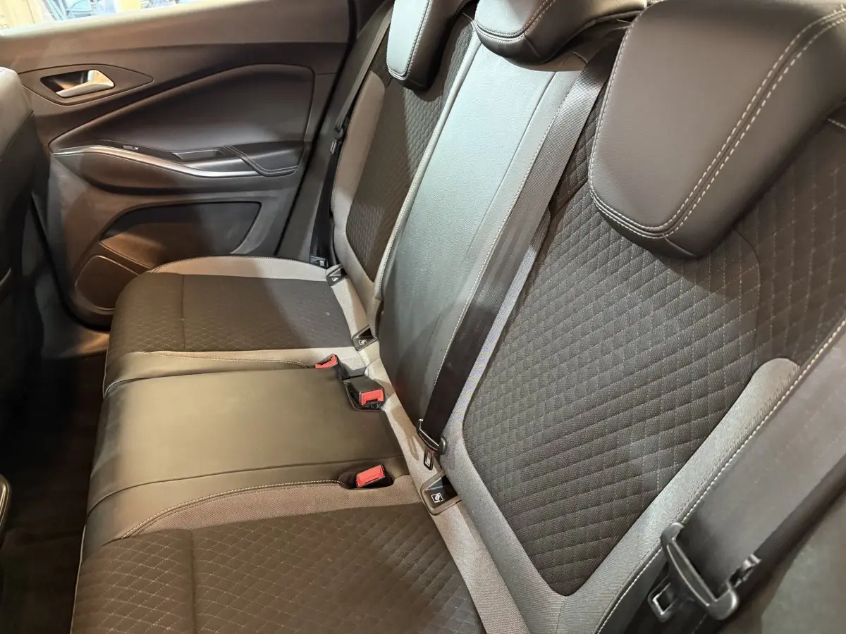 Vue intérieure côté gauche des sièges arrière noirs en tissu et cuir de l'Opel Grandland X 2021 Elegance Business.