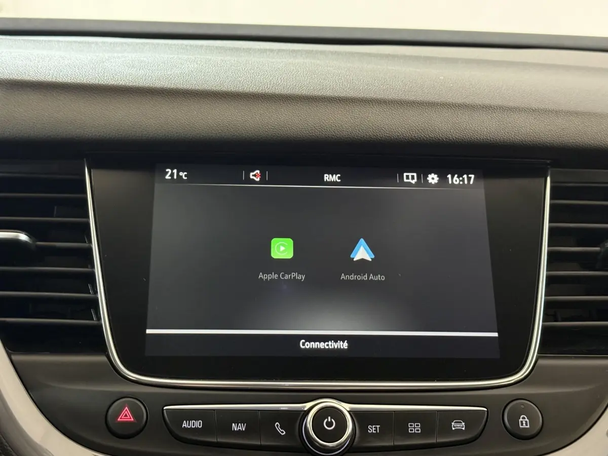 Écran tactile central affichant Apple CarPlay et Android Auto dans l’habitacle noir de l’Opel Grandland X.