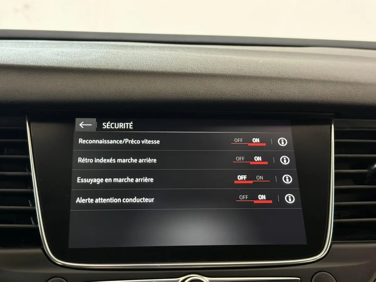 Écran tactile central affichant les réglages de sécurité dans l’Opel Grandland X noir, vue intérieure frontale.