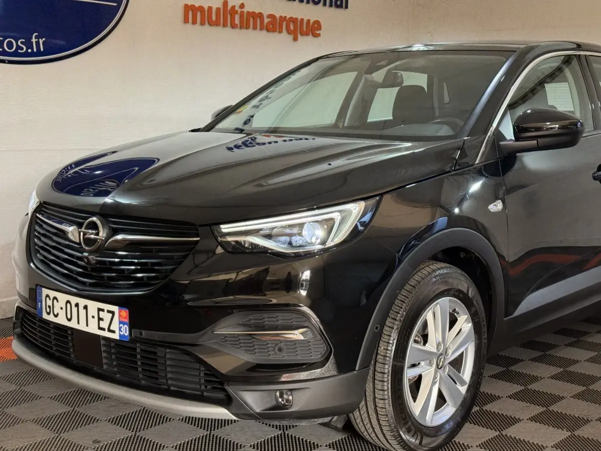 Opel Grandland X noir vu en 3/4 avant droit, mettant en valeur les phares LED et la calandre distinctive.