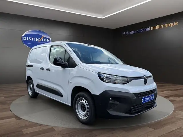 Vue 3/4 avant droite d’un Citroën Berlingo blanc version utilitaire avec pare-chocs noirs et jantes acier.