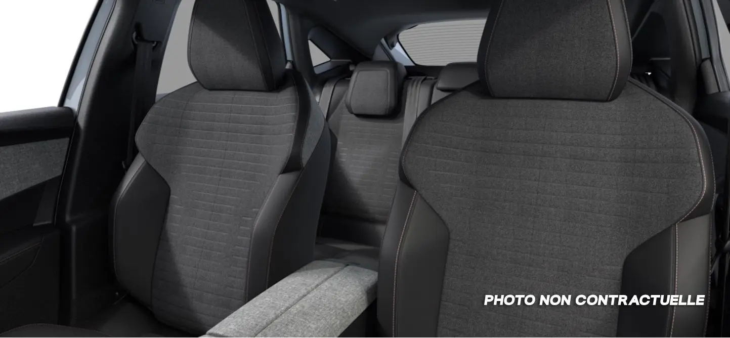 Vue intérieure rapprochée des sièges avant et arrière en tissu gris du Peugeot 3008 blanc Okenite 2026.