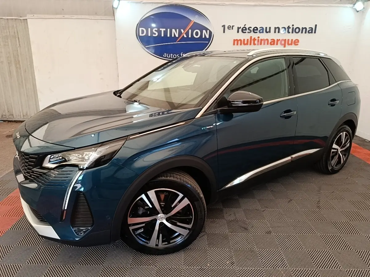 Peugeot 3008 hybride rechargeable bleu en 3/4 avant droit, avec jantes alliage et détails chromés visibles.