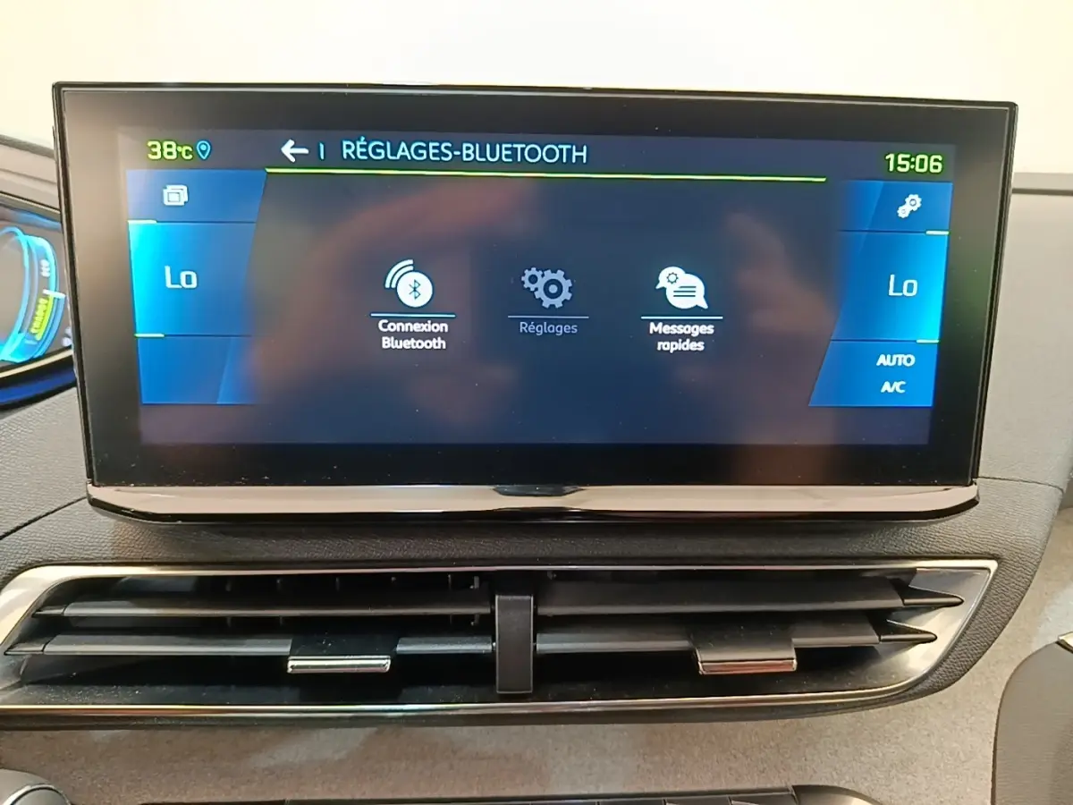 Écran tactile central du tableau de bord du Peugeot 3008 hybride bleu, affichant les réglages Bluetooth.