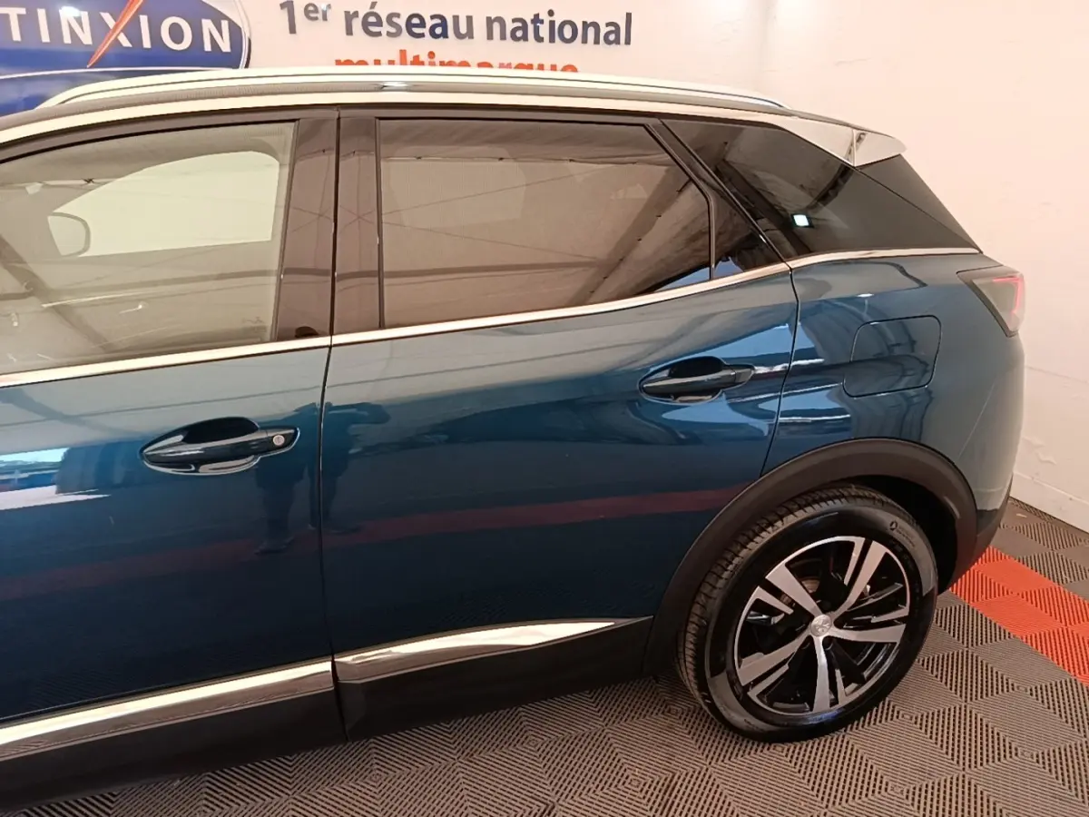 Vue latérale droite du Peugeot 3008 hybride rechargeable bleu avec jantes alliage et vitres teintées.