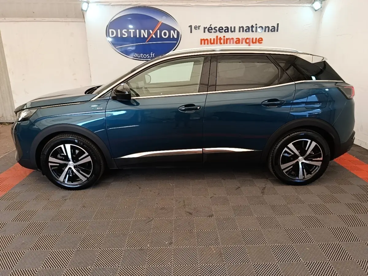 Vue latérale gauche du Peugeot 3008 hybride rechargeable bleu avec jantes alliage et toit noir contrasté.