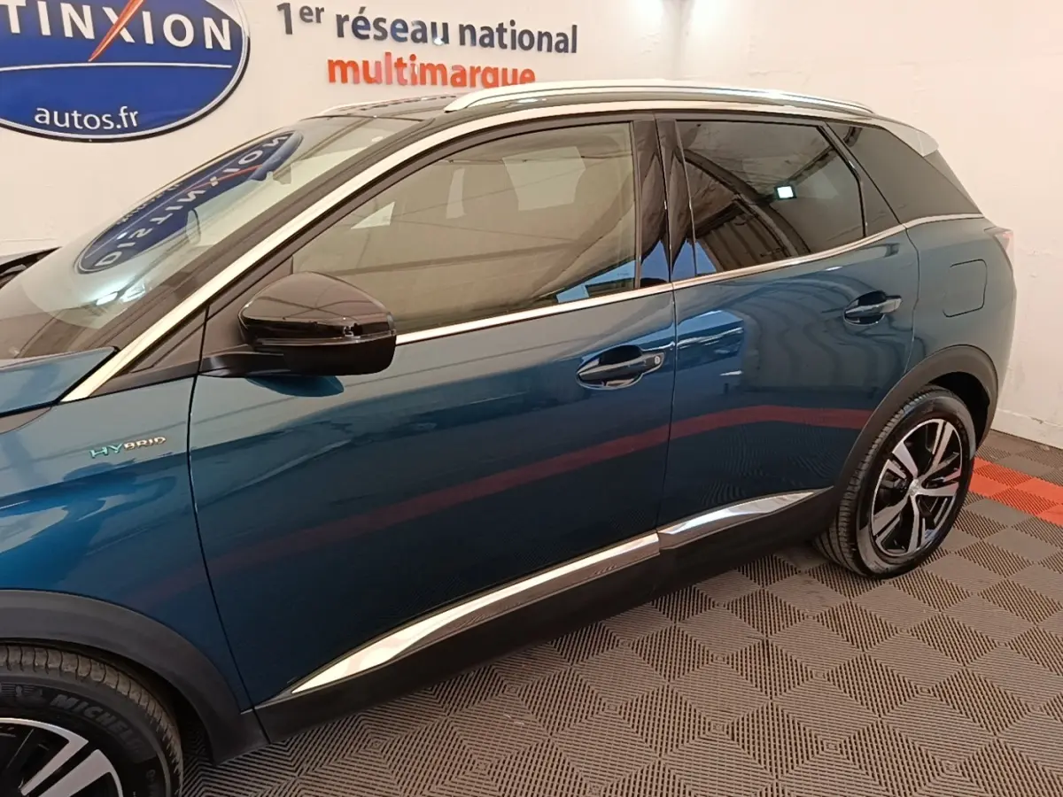 Vue latérale droite du Peugeot 3008 hybride rechargeable bleu avec jantes alliage et détails chromés sur les bas de portes.