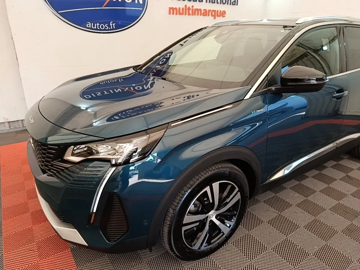Vue 3/4 avant droit du Peugeot 3008 bleu hybride rechargeable avec phares LED et jantes alliage bicolores.