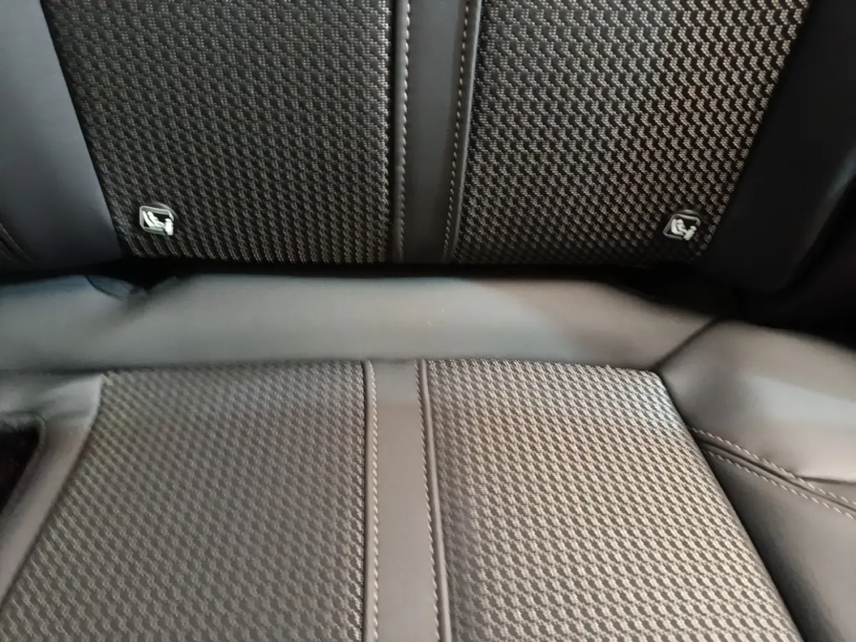 Gros plan sur la banquette arrière noire du Peugeot 3008 avec surpiqûres et logos Isofix visibles.