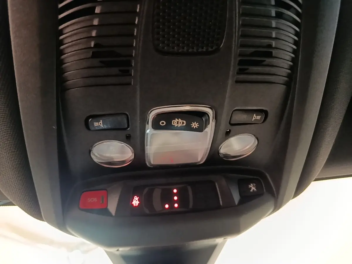 Vue en gros plan du plafonnier intérieur du Peugeot 3008 bleu hybride rechargeable, avec boutons SOS et éclairage.